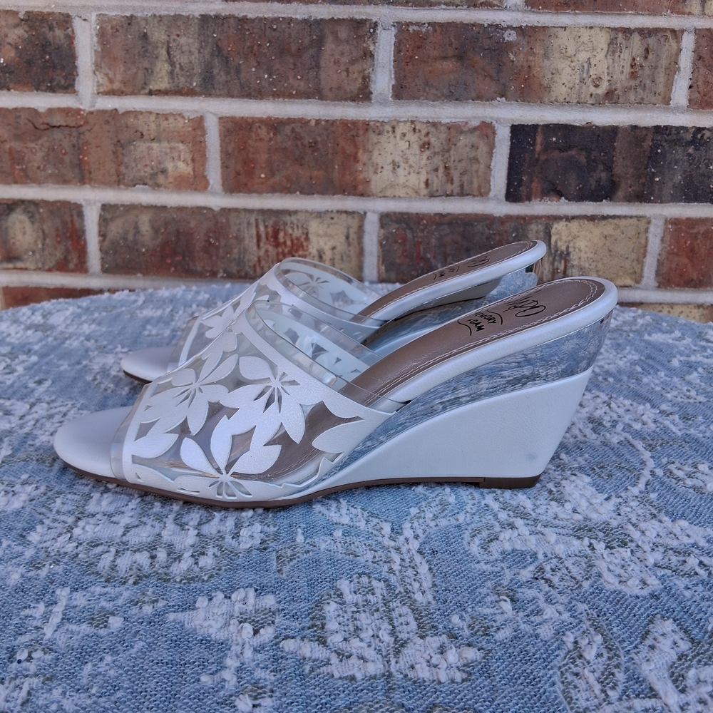Impo Memory Foam Floral Cutout Wedge Sandals SZ 6M Chic Classic Comfort Slides - Picture 3 of 16